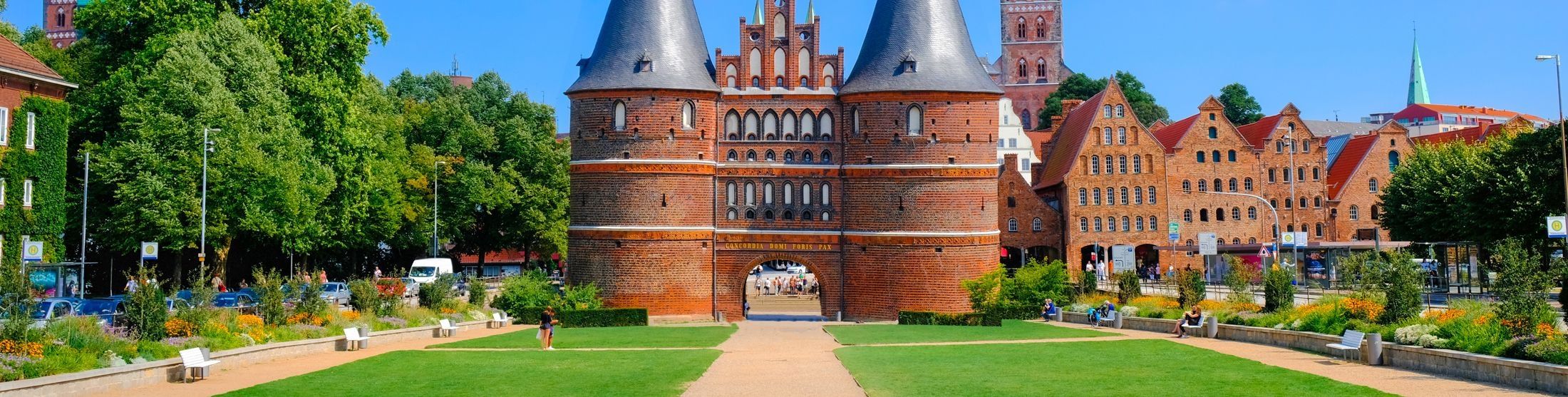Foto von einem Schloss aufgenommen im Sommer